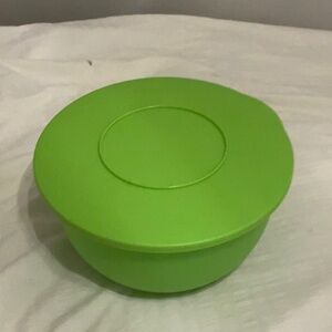 Tupperware bowl,brand Tupperware,color green,32 cups,7.5 liters